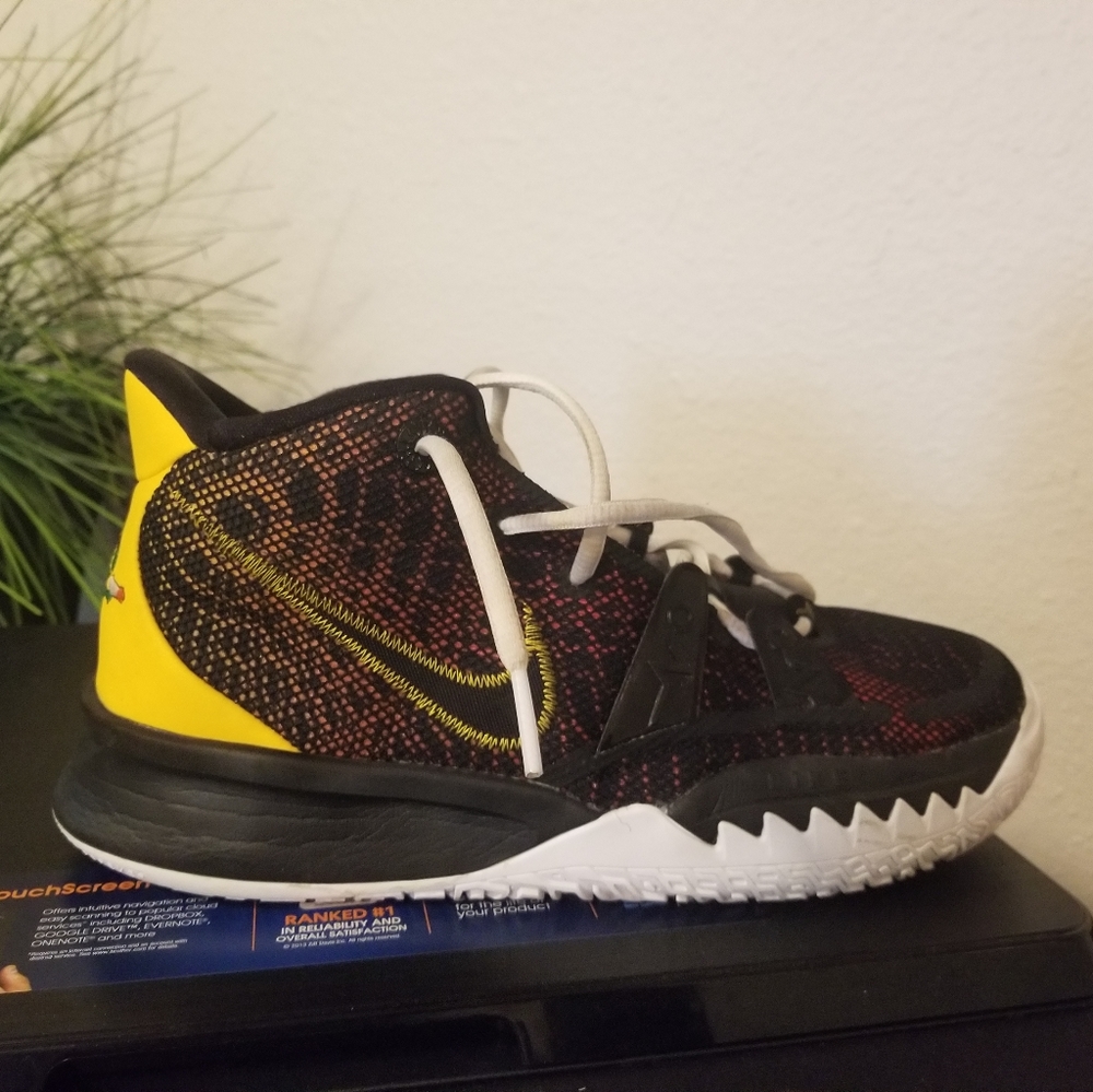 Nike Big Kids 6.5Y Kyrie 7 GS Roswell Rayguns Sneakers